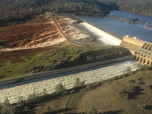 Water overflowing the auxillary spillway of Oroville Dam |  Photo: California Department of Water Resources